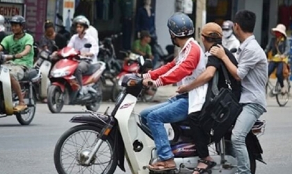 Nghị định 168 - Lỗi trừ 10 điểm GPLX: Điều khiển xe máy chở theo 2 người gây TNGT